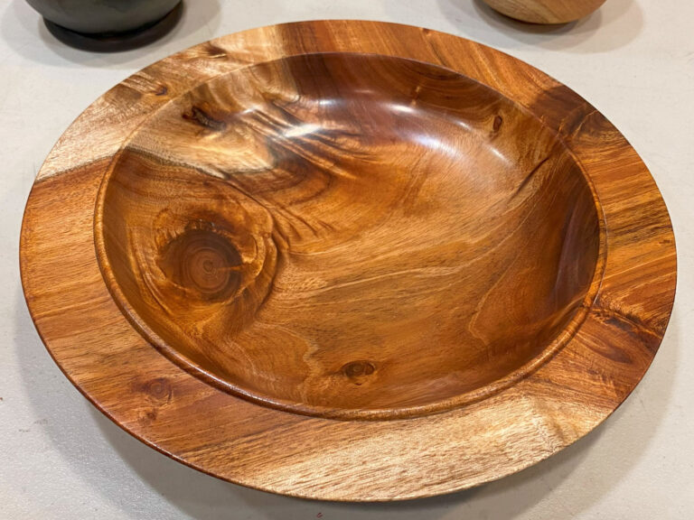 Fred's woodturning platter with interesting grain pattern