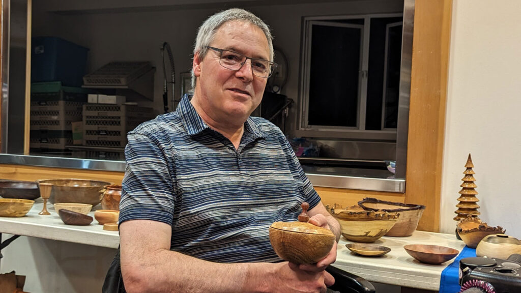 Kevin Lee made an oak bowl with a finial